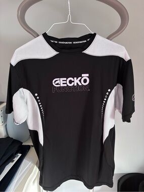 Y2K Men’s Marc Ecko performance top - small